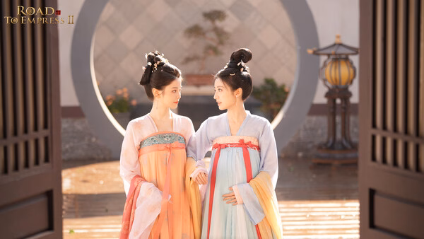 Screenshot from Road to Empress II: Two characters in traditional attire stand gracefully in a courtyard.